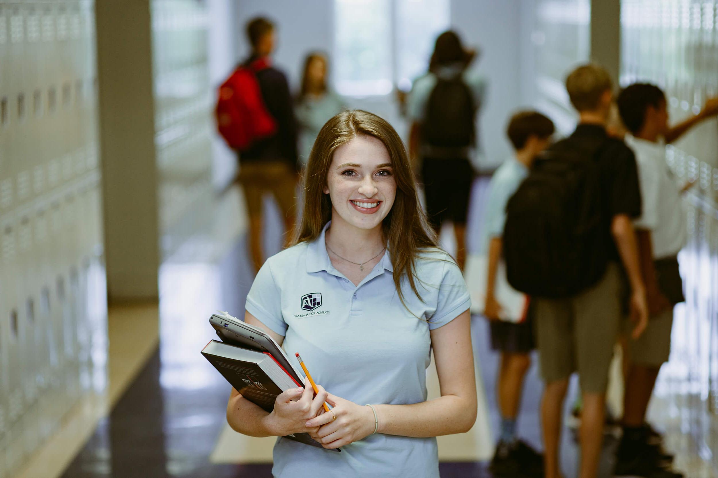 Student at 澳门威尼斯人网上赌场 in school hallway